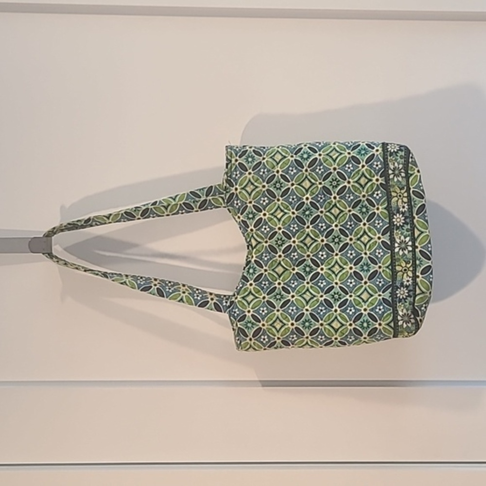 Very Bradley Daisy Design Purse with added Keychain
